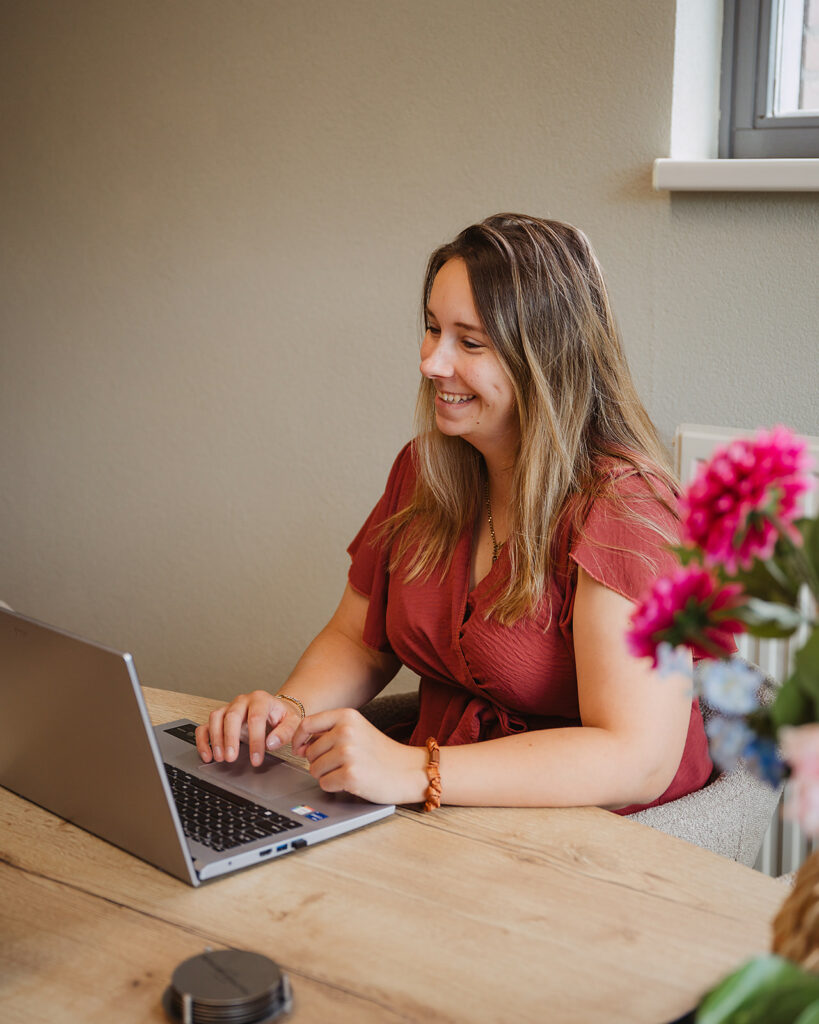 Salarisadministrateurs van De Salarisconsultant aan het werk achter de laptop